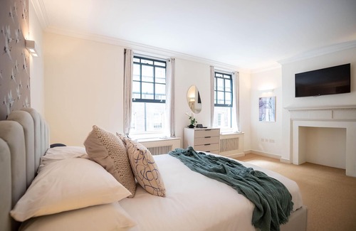 Bishopsgate Apartment | Liverpool St Three Bedroom Home near Tube Station