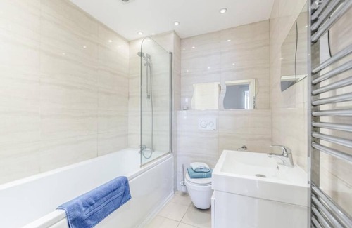 Whitechapel Apartment | Liverpool Street 3 Bedrooms 2 Bathrooms up to 8!