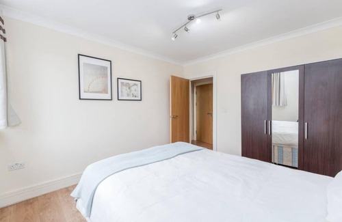 Whitechapel Apartment | Liverpool Street 3 Bedrooms 2 Bathrooms up to 8!