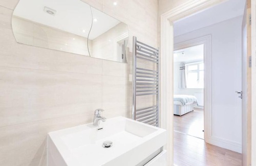 Whitechapel Apartment | Liverpool Street 3 Bedrooms 2 Bathrooms up to 8!