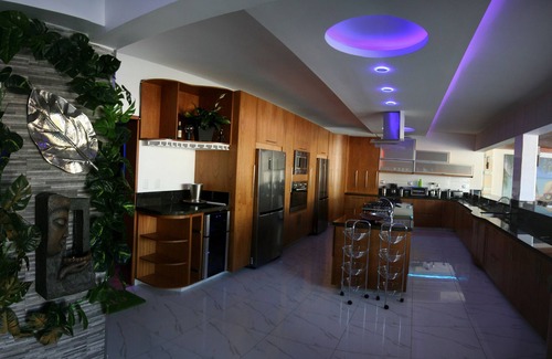 El Batey Villa | LIVIN' LA VIDA LOCA! CABRON