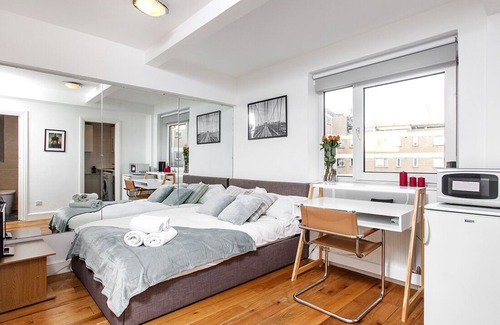 Brompton & Hans Town Apartment | Living as a local in a Chelsea studio flat!