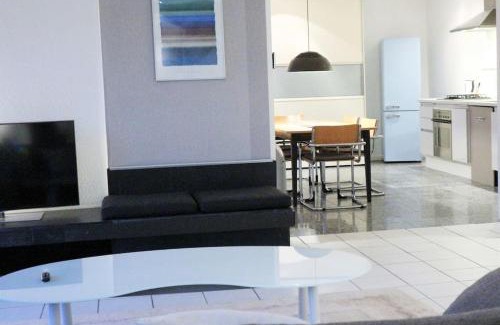 Halver Apartment | LIVING . Bungalow mit großem Garten .