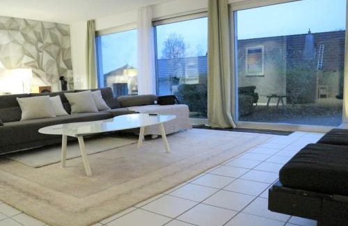 Halver Apartment | LIVING . Bungalow mit großem Garten .
