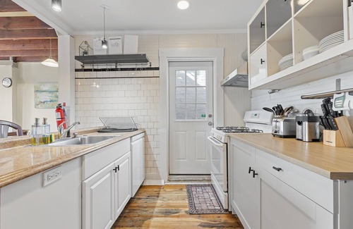 Southeast Bed & Breakfast | Living on The Edge of Capitol Hill, METRO subway