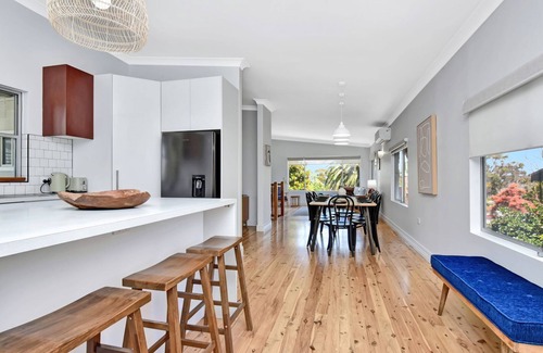 Soldiers Point House | Living The Dream - Living The Dream: Cozy retreat with Wi-Fi, BBQ, fireplace, and outdoor area