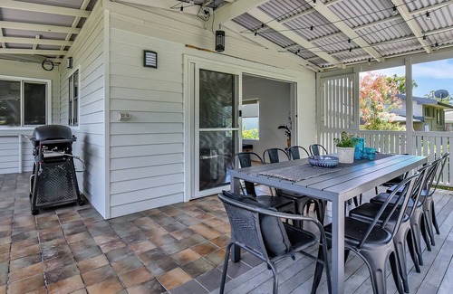 Soldiers Point House | Living The Dream - Living The Dream: Cozy retreat with Wi-Fi, BBQ, fireplace, and outdoor area