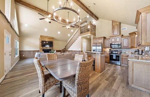 West Livingston House | Livingston Landing: Pool, Games & Lake Views