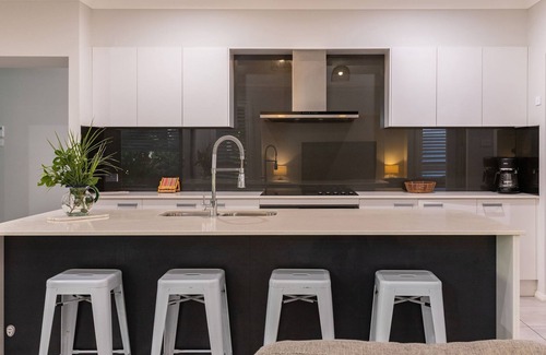 Elizabeth Beach House | Lizzie Bliss Beach Luxury - Entertainer's Delight - Pet Friendly - Full Linen