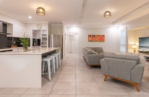 Elizabeth Beach House | Lizzie Bliss Beach Luxury - Entertainer's Delight - Pet Friendly - Full Linen