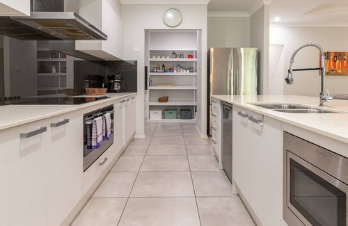 Elizabeth Beach House | Lizzie Bliss Beach Luxury - Entertainer's Delight - Pet Friendly - Full Linen