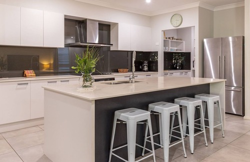 Elizabeth Beach House | Lizzie Bliss Beach Luxury - Entertainer's Delight - Pet Friendly - Full Linen