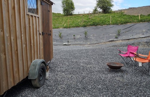 Llandovery Cabin | Llandovery - Cabin - Sleeps 2 - Parking - Garden