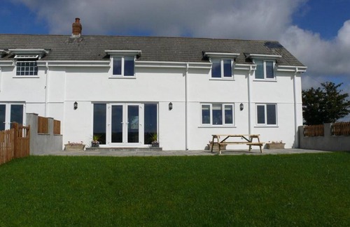 Llanrhidian House | Llanelen Farm, Sleeps 4
