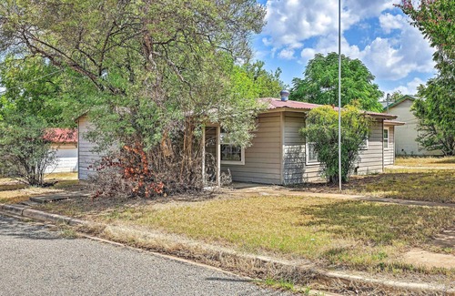 Llano House | Llano Home with Yard: Walk to Restaurants!