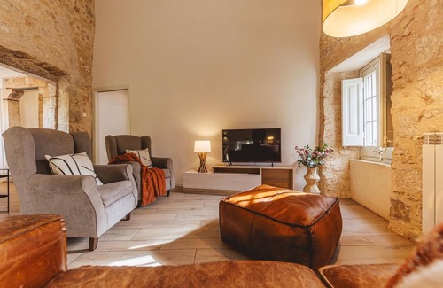 Old Town Apartment | Llebre Duplex - Holiday Apartment Rental in Girona | Bravissimo