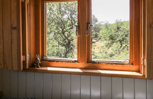 Llanbedr Cottage | LLETHR - SHEPHERDS HUT, romantic, with hot tub in Llanbedr