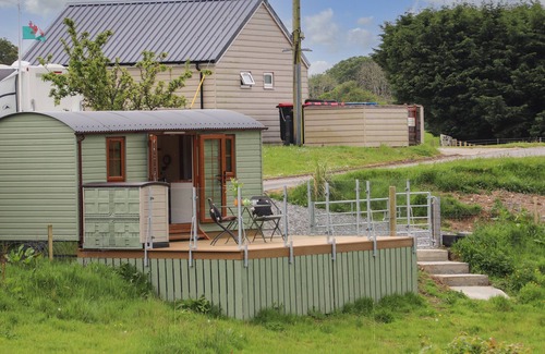 Llanrug Cottage | LLETY'R BUGAIL 2, pet friendly, with a garden in Llanrug