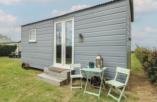 Ty Croes Cottage | LLEWELYN SHEPHERDS HUT, pet friendly, with open fire in Rhosneigr
