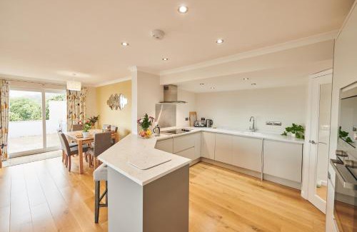 Laugharne House | Lloret- Modern retreat with Castle views and private Hot Tub
