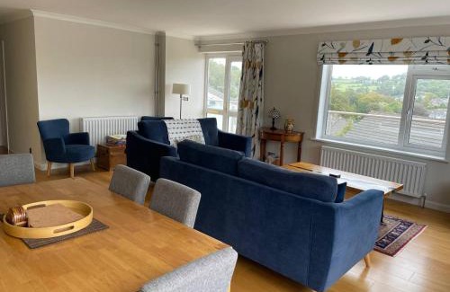 Laugharne House | Lloret- Modern retreat with Castle views and private Hot Tub