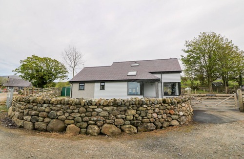 Llanllyfni Cottage | LLWYD COED CANOL, family friendly, with hot tub in Penygroes