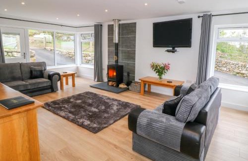 Llanllyfni House | Llwyd Coed Canol