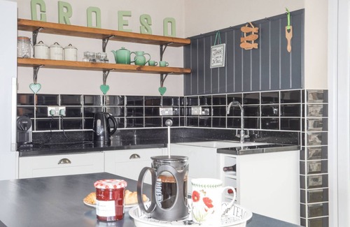 Criccieth Cottage | LLWYN ONN 2 BED, country holiday cottage, with a garden in Criccieth