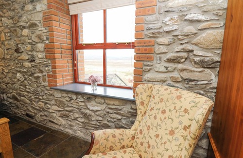 Tregaron Cottage | LLWYNGWINAU ISAF BARN, pet friendly, with hot tub in Tregaron