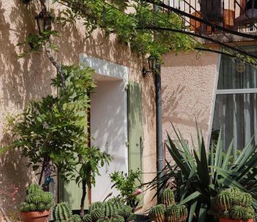 Suze-la-Rousse Bed & Breakfast | Lo Rastelié