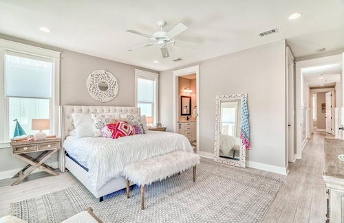 Greenway Park House | Loaded Pet Friendly by Gulf w Comm Pool and Bikes