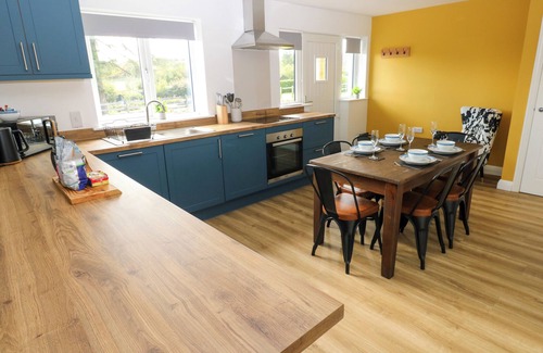 Kilgetty Cottage | LOBSTER COTTAGE, pet friendly, with a garden in Kilgetty