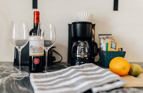 Sweetbriar Cottage | Local Art Vibes ✔️ Comfy Beds & Rain Shower ❤️ Walk to Downtown & Eats 🏡