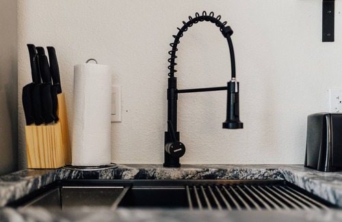 Sweetbriar Cottage | Local Art Vibes ✔️ Comfy Beds & Rain Shower ❤️ Walk to Downtown & Eats 🏡