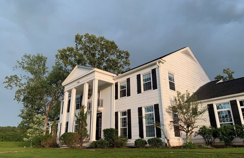 Forest House | Local landmark 4-bedroom estate with WiFi, AC on large farm in Forest, MS