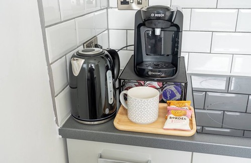 Wolverhampton Apartment | Located close to the city centre with free parking available.