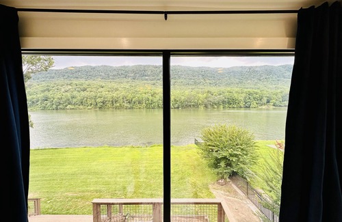 Chattanooga House | Located directly on the Tennessee River and minutes from downtown Chattanooga!