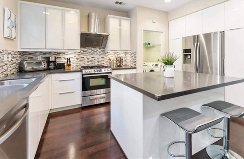 Fontana Condo | Located in 91739 Rancho Cucamonga*Gated*Suite 👇stairs*Monthly*讲中文