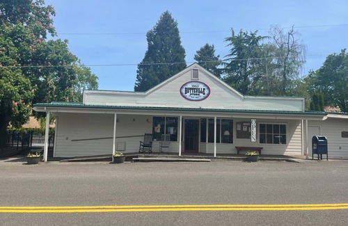 Butteville House | Located in Heart of Oregon Wine Country - 5 minutes from Champoeg Park