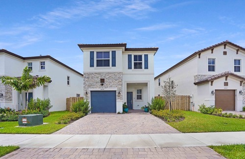 Seybold House | Located in Miami 20 minutes from everything.