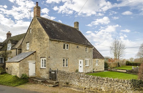 Chipping Norton Apartment | Located in the charming Cotswolds village of Foscot, Shepherds Cottage is a beautiful 17th century,