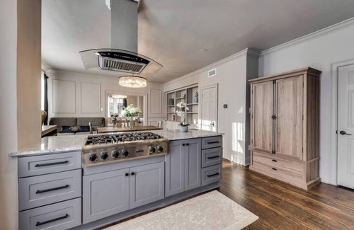 Old East Dallas Condo | Located in the Munger Place Historic District, this remodeled gem blends timeless elegance with modern comfort. Accommodates 3 guests with a cozy queen-size bed, luxury linens, leather sofa, high-speed internet, and top-tier appliances.