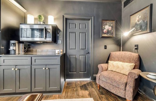 Old East Dallas Condo | Located in the Munger Place Historic District, this remodeled gem blends timeless elegance with modern comfort. Accommodates 3 guests with a cozy queen-size bed, luxury linens, leather sofa, high-speed internet, and top-tier appliances.