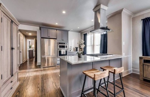 Old East Dallas Condo | Located in the Munger Place Historic District, this remodeled gem blends timeless elegance with modern comfort. Accommodates 3 guests with a cozy queen-size bed, luxury linens, leather sofa, high-speed internet, and top-tier appliances.