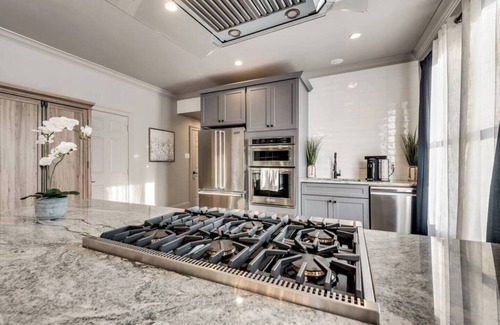 Old East Dallas Condo | Located in the Munger Place Historic District, this remodeled gem blends timeless elegance with modern comfort. Accommodates 3 guests with a cozy queen-size bed, luxury linens, leather sofa, high-speed internet, and top-tier appliances.