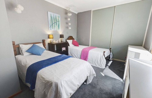 Lake Tyers Beach House | Located just a stone’s throw away from Lake Tyers and Water Wheel Tavern