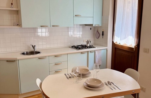 Belluno Apartment | Located just behind Piazza delle Erbe, in the very heart of Belluno’s historic center, this one-bedroom apartment is only steps away from the pedestrian area and the ZTL. You can enjoy local markets, restaurants, and cafés while experiencing the warm