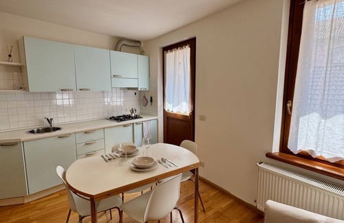 Belluno Apartment | Located just behind Piazza delle Erbe, in the very heart of Belluno’s historic center, this one-bedroom apartment is only steps away from the pedestrian area and the ZTL. You can enjoy local markets, restaurants, and cafés while experiencing the warm