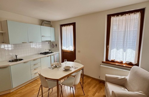 Belluno Apartment | Located just behind Piazza delle Erbe, in the very heart of Belluno’s historic center, this one-bedroom apartment is only steps away from the pedestrian area and the ZTL. You can enjoy local markets, restaurants, and cafés while experiencing the warm