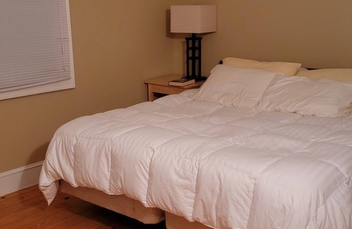 Crab Orchard Cabin | Located minutes from golf & a nature reserve, stay in a private 5 acre oasis